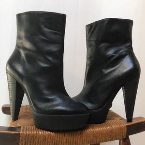 Pour La Victoire platform Darien Boots never worn